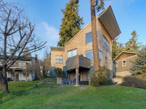Deck Views, Fire Pit, Pool, 3 Mins to Beach Madrona Tree Retreat by Avantstay