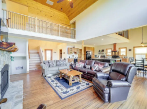 Mountain-view Deck: Group Getaway in Fleetwood