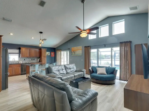 Bright Getaway w/ Ski Lake, 11 Miles to Dtwn Tampa