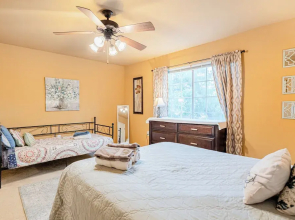 Quiet 2 Story Walkable to East Side Eateries