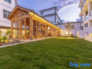 Huaqin · Bali Retreat Wild Luxury Courtyard | 1‑Min Walk to Erhai Lake (Cai Village)
