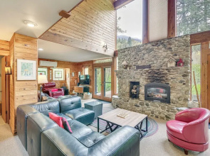 Riverfront Skykomish Cabin w/ Private Hot Tub!