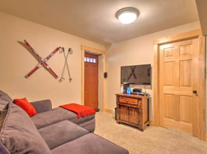 Luxury 4 BR Cabin: 2 King Suites on Shuttle Route
