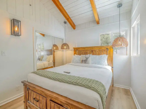 Quail Drive 2 Bdrm 1 Bath Modern Cabin Hot Tub