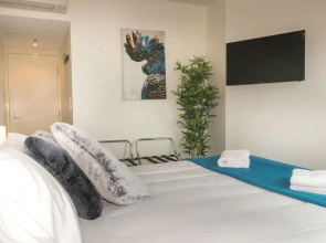 1 Bedroom Studio Apartment near Eagle Street