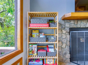 Cozy Murphy Cabin Retreat: Hot Tub & Mtn Views!