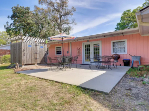 Vibrant Pass Christian Oasis - 3 Blocks to Beach!