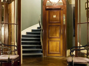 Le Dokhan’s Paris Arc de Triomphe, a Tribute Portfolio Hotel
