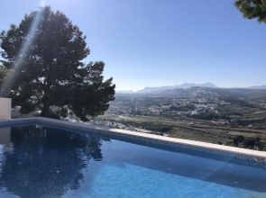 Stunning Villa With Private Pool & Mountain Views