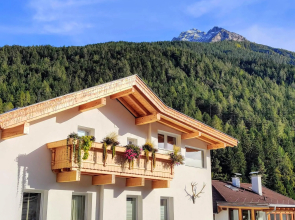 DMG - 'Funky First Floor' Unique Mountain Apartment