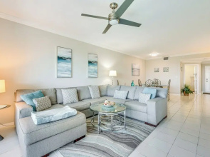 Sleek Naples Condo w/ Balcony: Snowbirds Welcome!