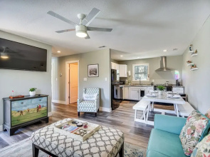 Kitty Hawk Apartment w/ Hot Tub - 1 Mi to Beach!