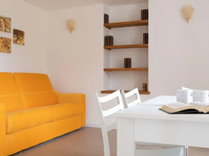 So-l563-tola35c2 - Villa Tola - Giallo