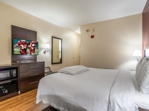 Red Roof Inn PLUS+ Long Island - Garden City