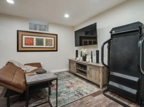 Chic Minneapolis Apt - 6 Blocks to Lake Nokomis!