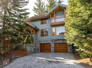 Luxury 5 Bedroom Blueberry Chalet