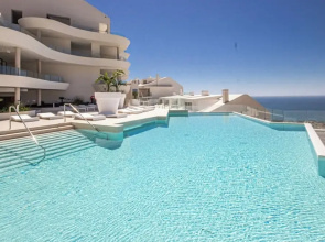 Apartment Sleeps 4 With Gym & Spa