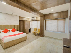 V Hotel by OYO Rooms