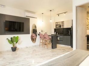 w Modern 3BR w AC Steps From Ciudad Amurallada