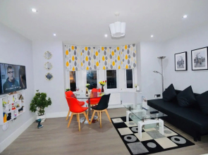 Classy, Central, Self Contained Flat by CozyNest