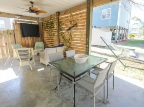Sandy Bottoms - Relax, Unwind, And Enjoy All The Beach Has To Offer 3 Bedroom Home by Redawning
