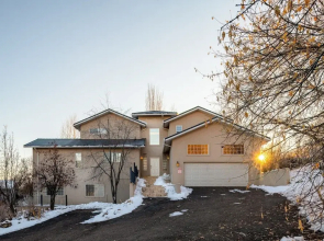 Family Getaway~hot Tub, Ice Castles & Tubing Hs 5 Bedroom Home by RedAwning