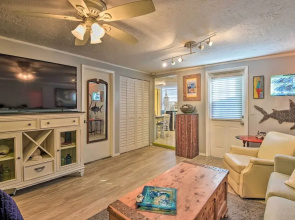 8 Mi to Beaches: Artistic Bradenton Studio w/ Yard