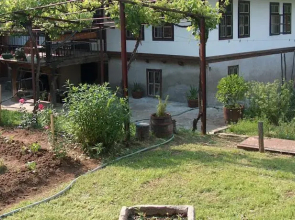 Sisters Trifonovi Guest House