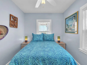 John's Pass-time Beach Cottage #1