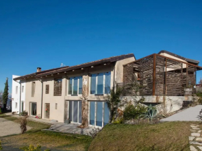 ROSTAGNI 1834 apt in villa with pool in the Barolo region