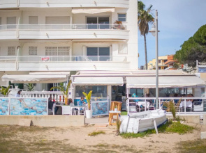 R126 Beachfront Apartment Sant Salvador