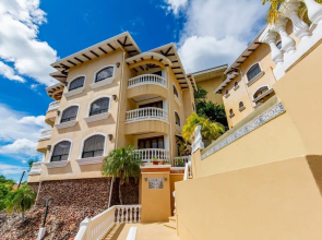 Birds-eye view of the ocean in nicely priced unit on top floor in Flamingo