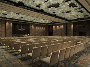 Отель Renaissance Beijing Wangfujing Hotel