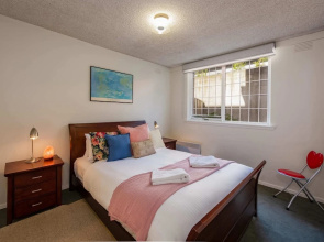 Beautiful 2-bed Unit in St Kilda West w/ Parking