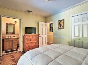 Quaint Central Miami Bungalow: 10 Mi to Mid-beach!
