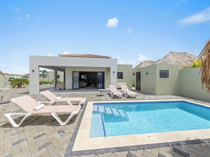 Villa Paradise with pool at mambo beach