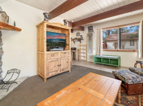 Bear Trap Cabin - Nice Cabin In A Quiet Area. With Hot Tub 2 Bedroom Home