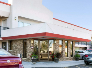 Econo Lodge Wall