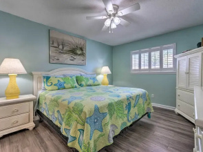 Half-mi to Beach Access: Sunny Miramar Villa!