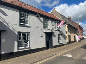 Stylish Historic Apartment - Sleeps 3 & Parking