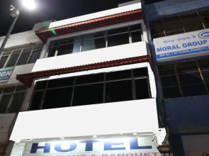 OYO 30237 Hotel Singh's 11