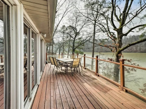 Riverfront Deck + Fire Pit: Hot Springs Retreat!