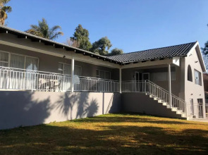 6 on Acacia & 8 on Acacia Guesthouse