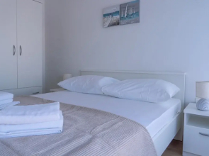 Spacious apt few min Walk to old Town and Beach