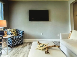 Beachy Chic-Completely renovated- Steps to the Beach