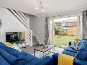 Ascot Pet Friendly 4 Bed House Parking