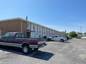 Regal 8 Inn & Suites