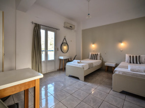 Iraklis Studios & Apartments