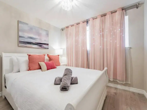 Cheerful 3 Bedroom - 2 Bath House Free Parking