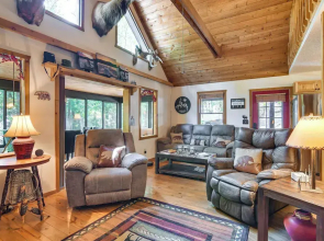 3 Mi to Table Rock Lake: Cabin w/ Fire Pit!